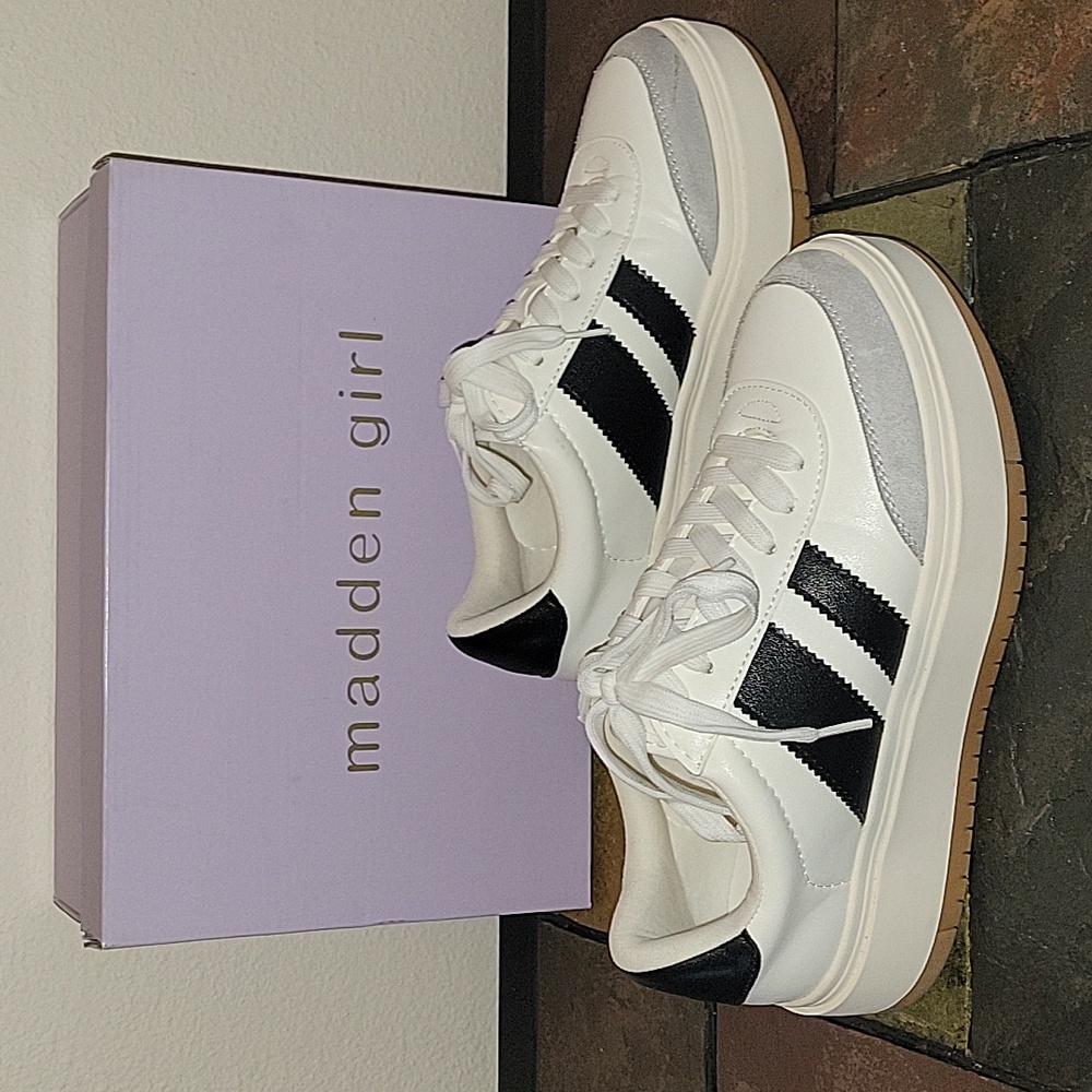 EUC Madden Girl NAVIDA  Platform Fashion Shoes/ sneakers, 8, White/Black, EUC